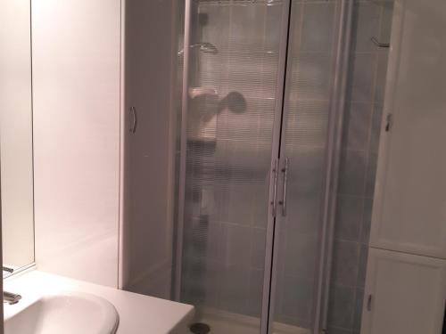 een glazen douche in een badkamer met een wastafel bij Appartement Les Deux Alpes, 2 pièces, 6 personnes - FR-1-516-182 in Les Deux Alpes
