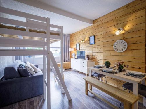 sypialnia z łóżkiem piętrowym, biurkiem i zegarem w obiekcie Charmant appart rénové 4 pers, sauna, piscine, proche thermes et télécabine - Saint-Lary Village - FR-1-296-435 w mieście Saint-Lary-Soulan