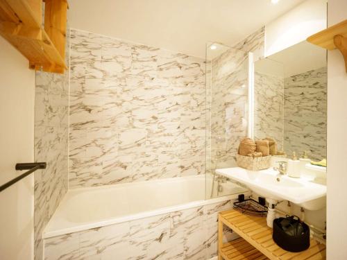 La salle de bains est pourvue d'un lavabo et d'une baignoire. dans l'établissement Studio Saint-Lary-Soulan, 1 pièce, 4 personnes - FR-1-296-435, à Saint-Lary-Soulan