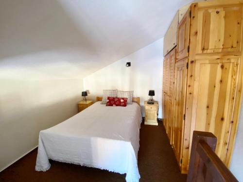 een slaapkamer met een groot wit bed in een kamer bij Appartement 2 pièces avec mezzanine près des pistes - 6 personnes - FR-1-815-81 in Morillon