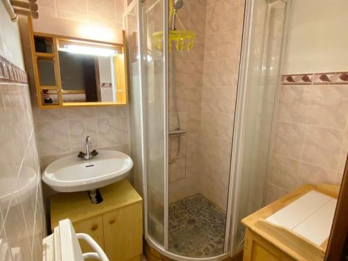 een badkamer met een douche en een wastafel bij Appartement 2 pièces avec mezzanine près des pistes - 6 personnes - FR-1-815-81 in Morillon