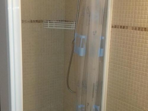 une douche avec un rideau de douche dans une salle de bain dans l'établissement Studio cabine 4 pers, tout équipé au cœur de la station - FR-1-592-44, à Bolquère-Pyrénées 2000