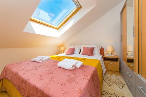 - une chambre avec un lit et des serviettes dans l'établissement Apartments with a parking space Kastel Gomilica, Kastela - 15563, à Kaštela