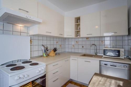 Apartments by the sea Mali Losinj (Losinj) - 15576