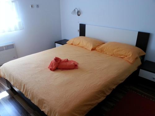 ein großes Bett mit einem roten ausgestopften Tier drauf in der Unterkunft Apartments with a parking space Pula - 15582 in Pula
