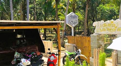 un groupe de motocycles garés à côté d'un panneau d'arrêt dans l'établissement The Vagary Vibes, à Nusa Penida