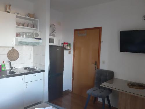 Η κουζίνα ή μικρή κουζίνα στο Studio Gradac 15642b