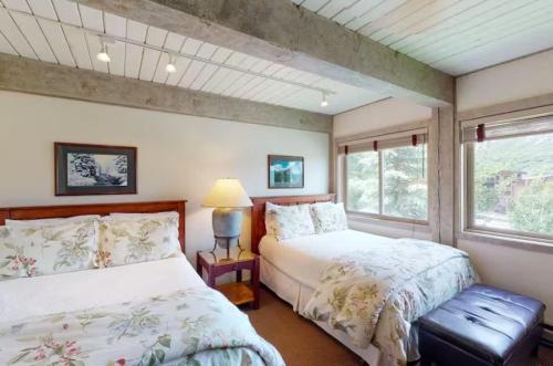 斯諾馬斯村的住宿－Snowmass Village, 4 Bedroom at the Enclave - Ski-in Ski-out，一间卧室设有两张床和窗户。