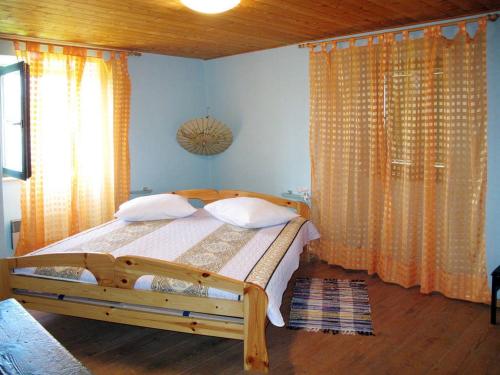 Posteľ alebo postele v izbe v ubytovaní Holiday house with a parking space Supetarska Draga - Gornja, Rab - 15666