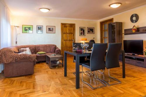 Apartments with a parking space Pula - 15678