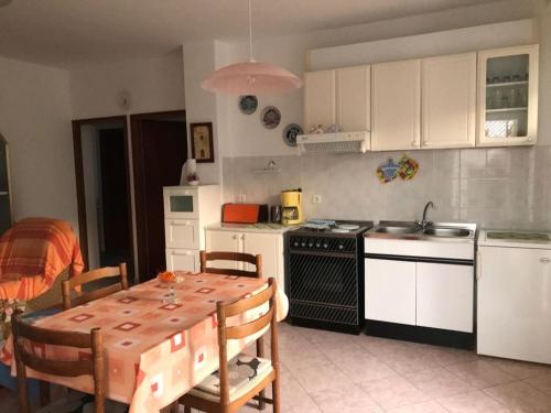 Kuchyň nebo kuchyňský kout v ubytování Apartment Banjol 15679b
