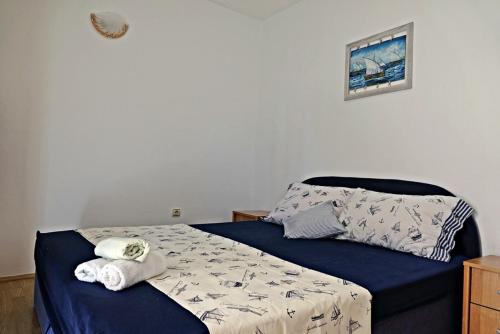 ein Schlafzimmer mit einem Bett mit Handtüchern darauf in der Unterkunft Apartments by the sea Podaca, Makarska - 15685 in Podaca