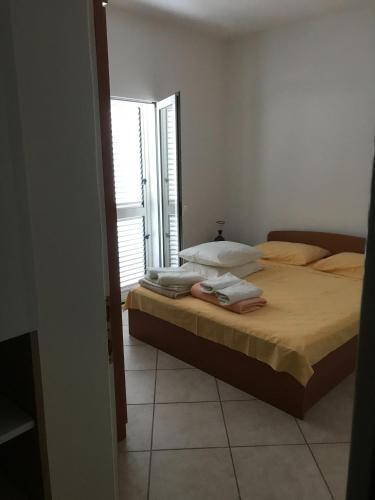 Apartments by the sea Primosten - 15704