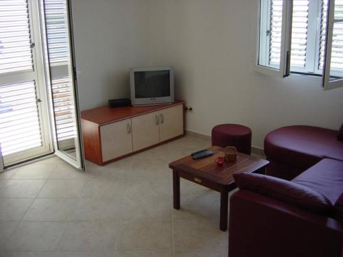 Apartments by the sea Primosten - 15704