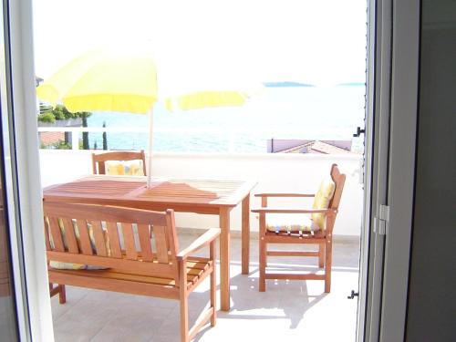 Apartments by the sea Primosten - 15704