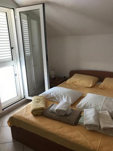 Apartments by the sea Primosten - 15704
