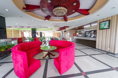a restaurant with red chairs and a table at Khách sạn INCO 515.9 in Phủ Lý