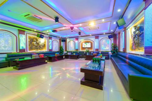 a large room with couches and a table in the middle at Khách sạn INCO 515.9 in Phủ Lý