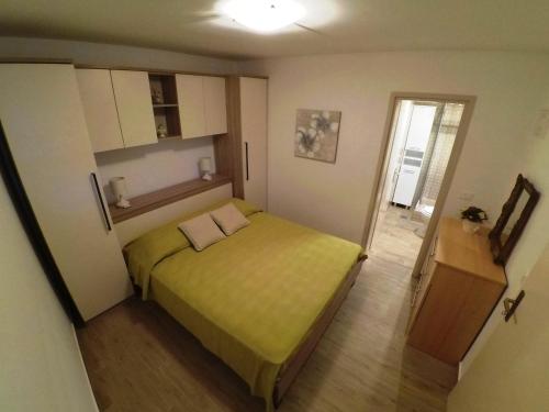 ein kleines Schlafzimmer mit einem grünen Bett darin in der Unterkunft Apartments by the sea Brna, Korcula - 15730 in Smokvica