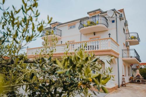 Fotografie z fotogalerie ubytování Apartments with a parking space Vodice - 15734 v destinaci Vodice