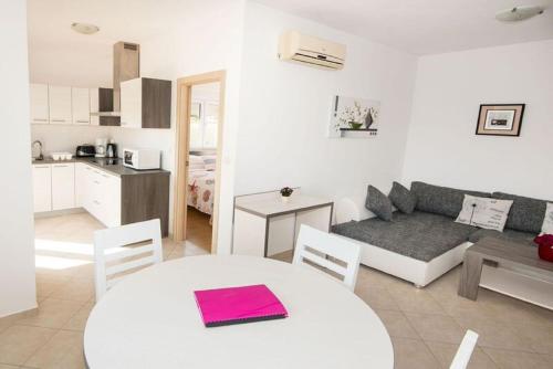 Family friendly apartments with a swimming pool Vinkuran, Pula - 15736