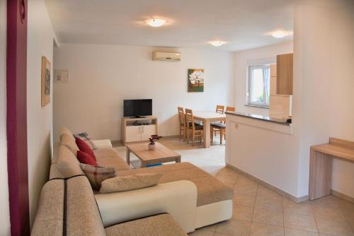 Family friendly apartments with a swimming pool Vinkuran, Pula - 15736