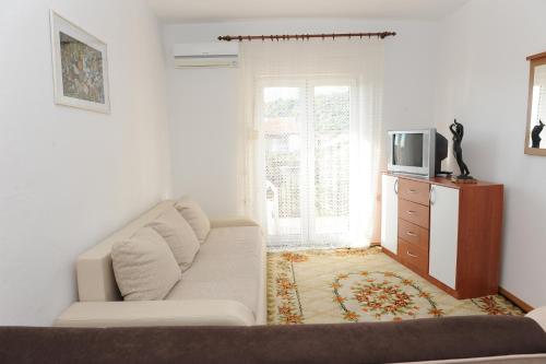TV a/nebo společenská místnost v ubytování Apartments with parking spaces Podaca, Makarska - 15748