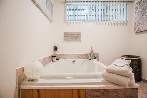Moonlight Cottage - Your Romantic & Scenic Escape photo 25