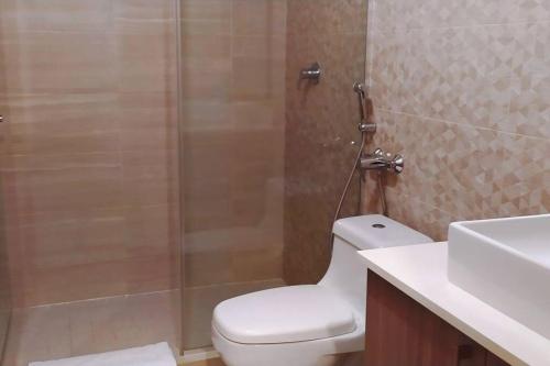 La salle de bains est pourvue de toilettes, d'une douche et d'un lavabo. dans l'établissement Apartamento de 1 recamara en Panama Pacifico, à ArraijÃ¡n