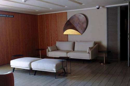 a living room with a couch and a table at Apartamento de 1 recamara en Panama Pacifico in ArraijÃ¡n