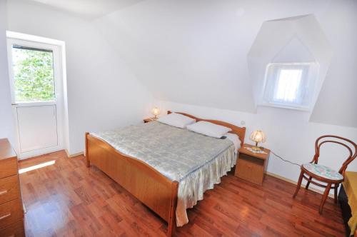 Postel nebo postele na pokoji v ubytování Apartments with parking spaces Omis - 15767