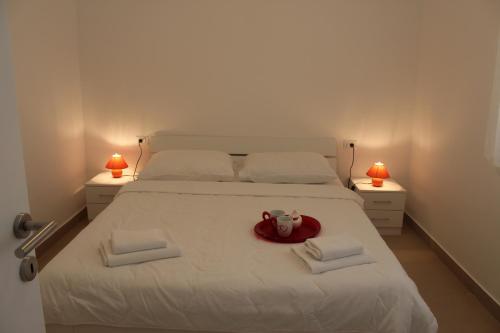 ein Schlafzimmer mit einem Bett mit Handtüchern und einer Kamera darauf in der Unterkunft Apartments with a parking space Nerezine, Losinj - 15768 in Nerezine