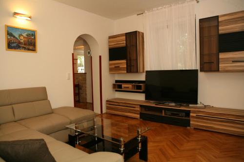 Family friendly apartments with a swimming pool Kastel Luksic, Kastela - 15773