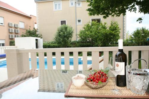 Family friendly apartments with a swimming pool Kastel Luksic, Kastela - 15773