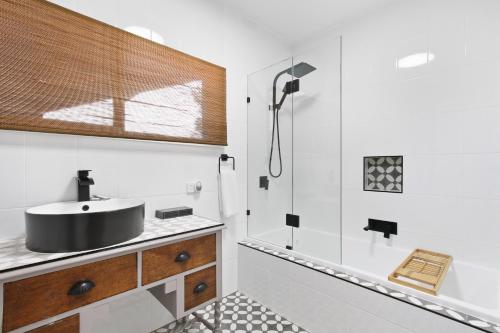 y baño con lavabo y ducha. en Hygge House en Nungurner