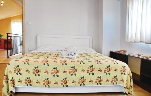 ein Schlafzimmer mit einem großen Bett und einer gelben Decke in der Unterkunft Family friendly house with a swimming pool Posedarje, Novigrad - 15785 in Islam Latinski