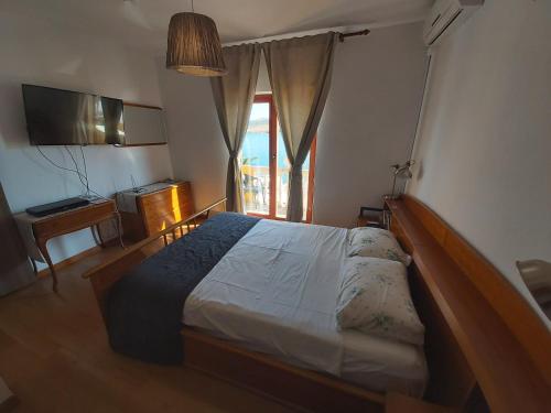 een slaapkamer met een groot bed en een raam bij Apartments by the sea Posedarje, Novigrad - 15786 in Posedarje