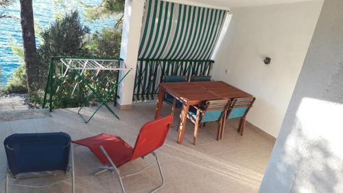 balkon ze stołem i krzesłami oraz oceanem w obiekcie Apartments by the sea Crnja Luka, Korcula - 15978 w mieście Blato