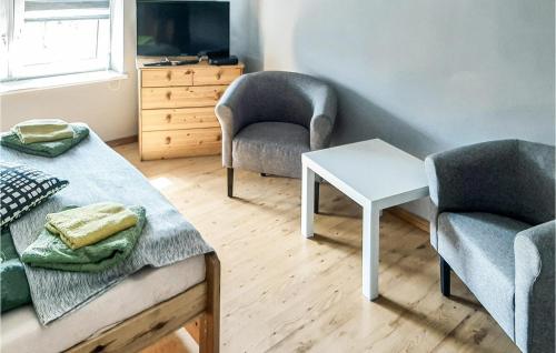 a living room with two chairs and a table at Gorgeous Home In Postomino With Wifi in Postomino