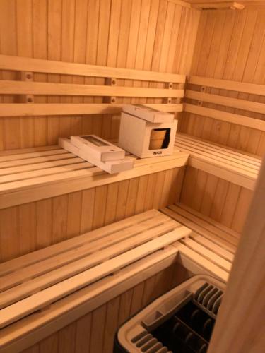 a sauna with a microwave and acomputer in it at Departamento residencial Valle Nevado in Lo Barnechea
