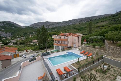 Fotografie z fotogalerie ubytování Family friendly apartments with a swimming pool Klis, Split - 16005 v destinaci Klis