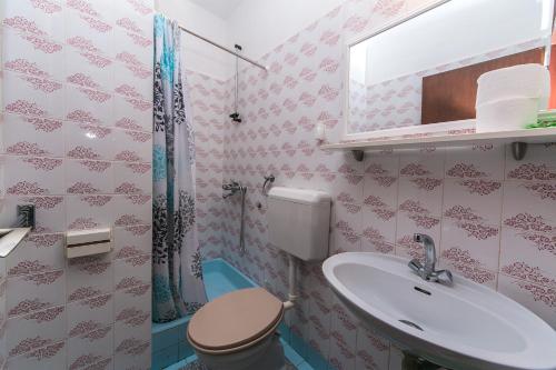 La salle de bains est pourvue d'un lavabo, de toilettes et d'une douche. dans l'établissement Triple Room Gradac 16006c, à Gradac