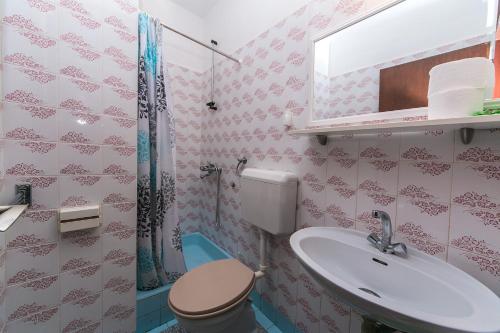 e bagno con lavandino, servizi igienici e doccia. di Rooms by the sea Gradac, Makarska - 16006 a Gradac (Grado)