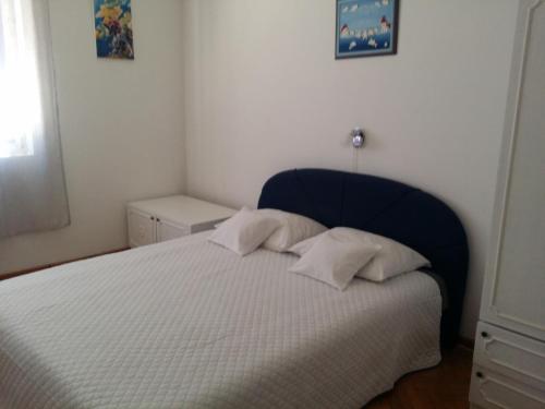 Apartments with a parking space Senj - 16008