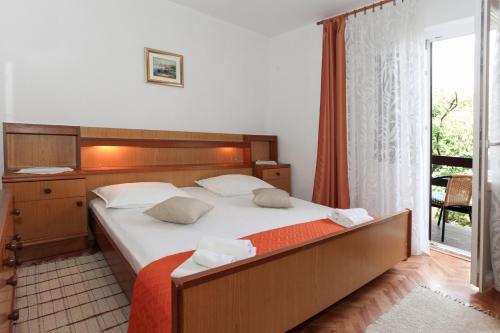 Posteľ alebo postele v izbe v ubytovaní Apartments with a parking space Pag - 16016