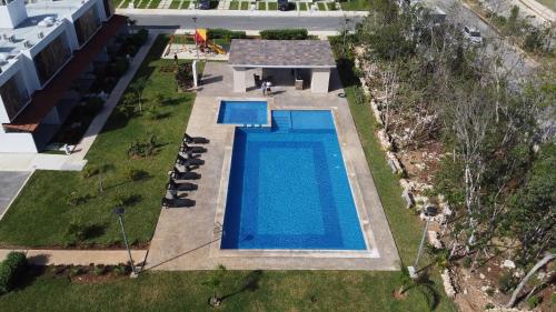 an overhead view of a swimming pool in a yard at Villa familiar en Playa del Carmen con alberca in Playa del Carmen