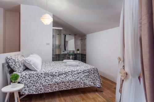 Apartments with parking space Rijeka - 16029