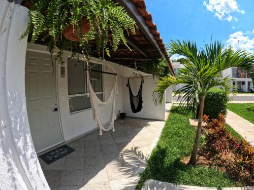 a hammock hanging from the side of a house at Villa familiar en Playa del Carmen con alberca in Playa del Carmen