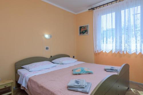 Apartments with parking space Pula - 16053