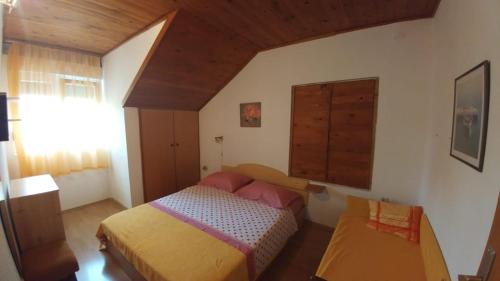 een slaapkamer met een bed en een dressoir bij Apartments by the sea Brela, Makarska - 16065 in Brela